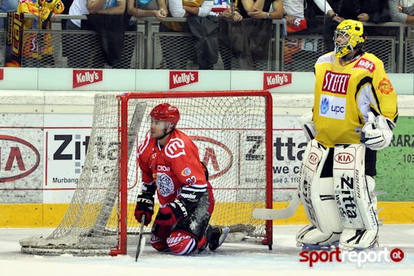 Der Bann ist gebrochen – die Vienna Capitals feiern ihren ersten Heimsieg der Saison 2011/12 - Foto © Sportreport/Andreas Urban Der Bann ist gebrochen – die Vienna Capitals feiern ihren ersten Heimsieg der Saison 2011/12 - Foto © Sportreport/Andreas Urban