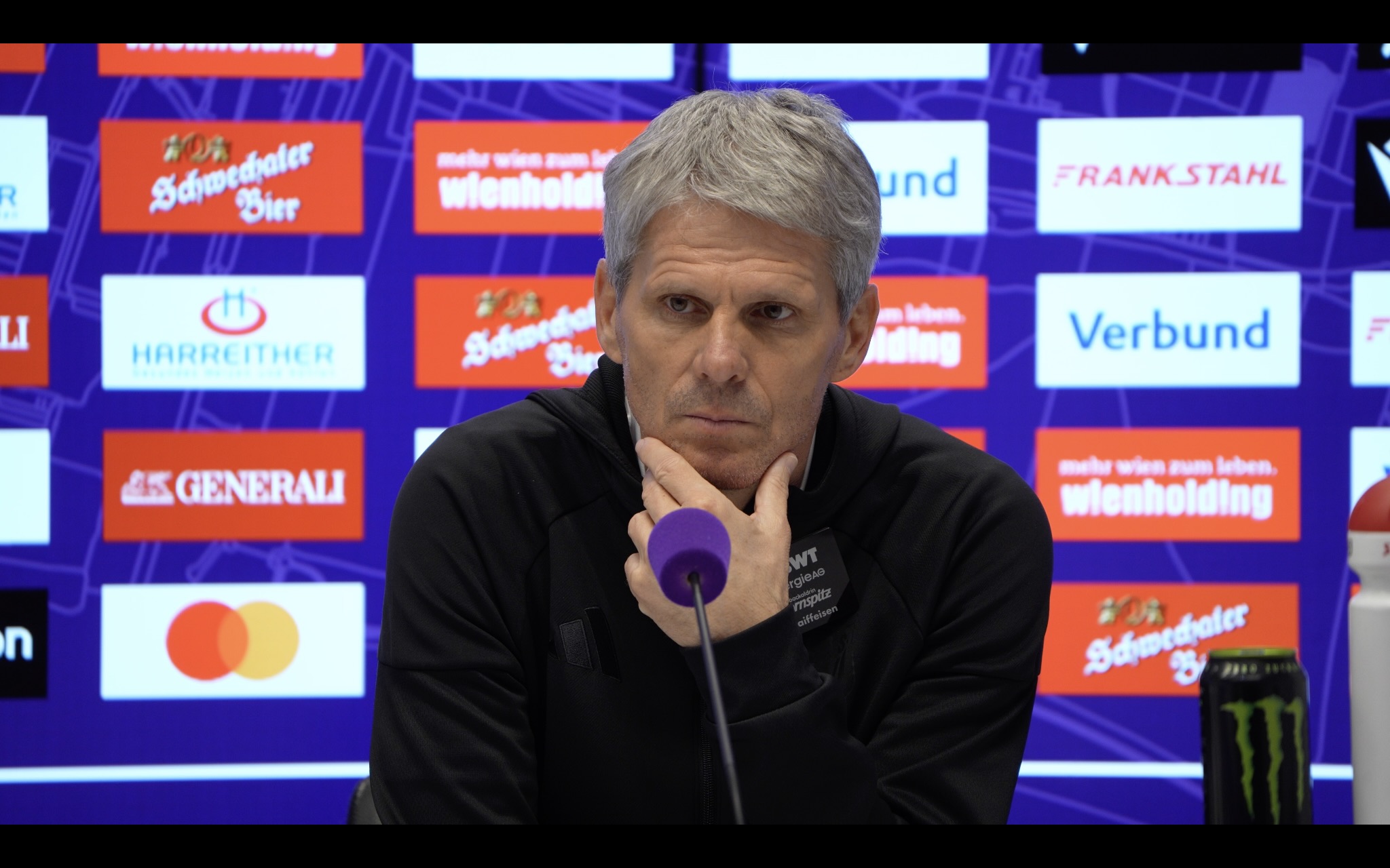 Video: LASK-Trainer Didi Kühbauer erhält während Pressekonferenz Anruf von seiner Mutter